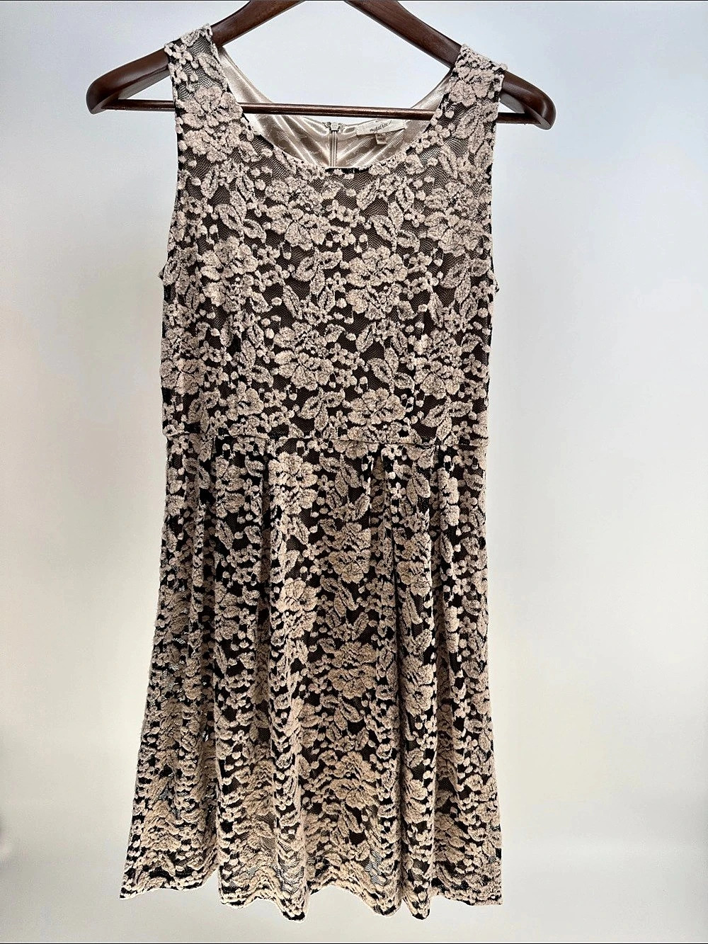 Medium by Mystree Floral Lace Mini Dress in Black & Beige Size Medium